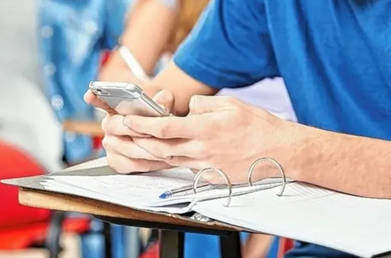 la-provincia-promulgo-la-ley-que-regula-el-uso-de-pantallas-en-escuelas-primarias