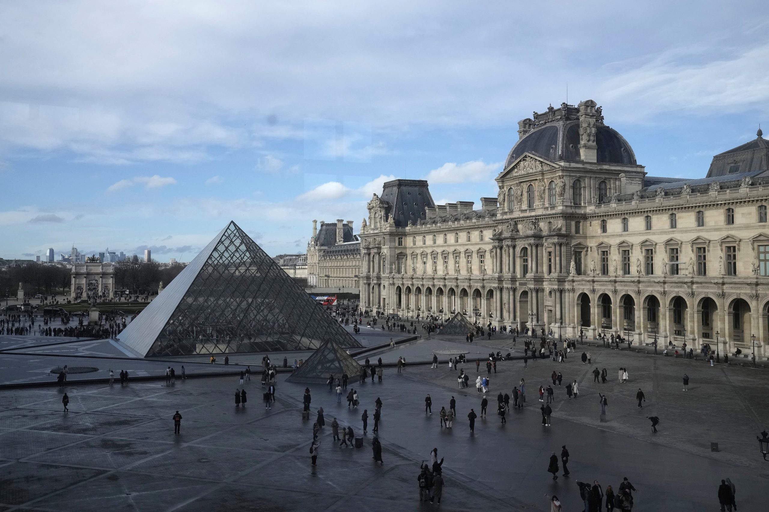 robo-en-el-louvre:-se-llevaron-joyas-de-napoleon-y-francia-cerro-el-museo-por-24-horas