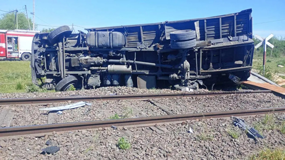 brandsen:-un-tren-que-iba-a-chascomus-colisiono-con-un-camion