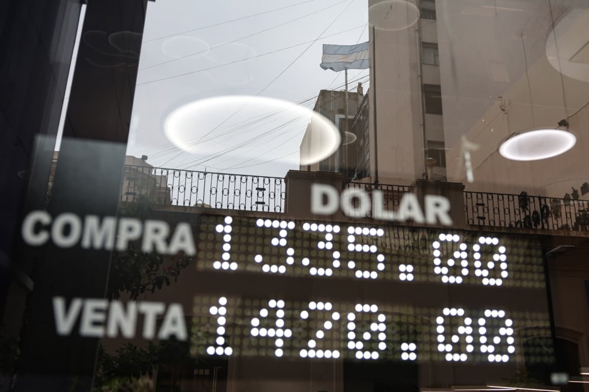 el-dolar-cayo-tras-el-resultado-electoral-y-se-desplomo-el-riesgo-pais