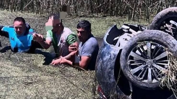 la-costa:-robo-un-auto-a-mano-armada,-fugo-por-ruta-11,-volco-y-casi-muere-ahogado