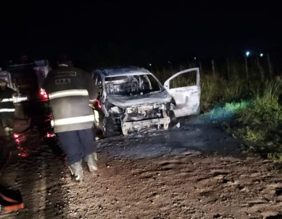 incendio-destruyo-un-vehiculo-en-calle-marconi