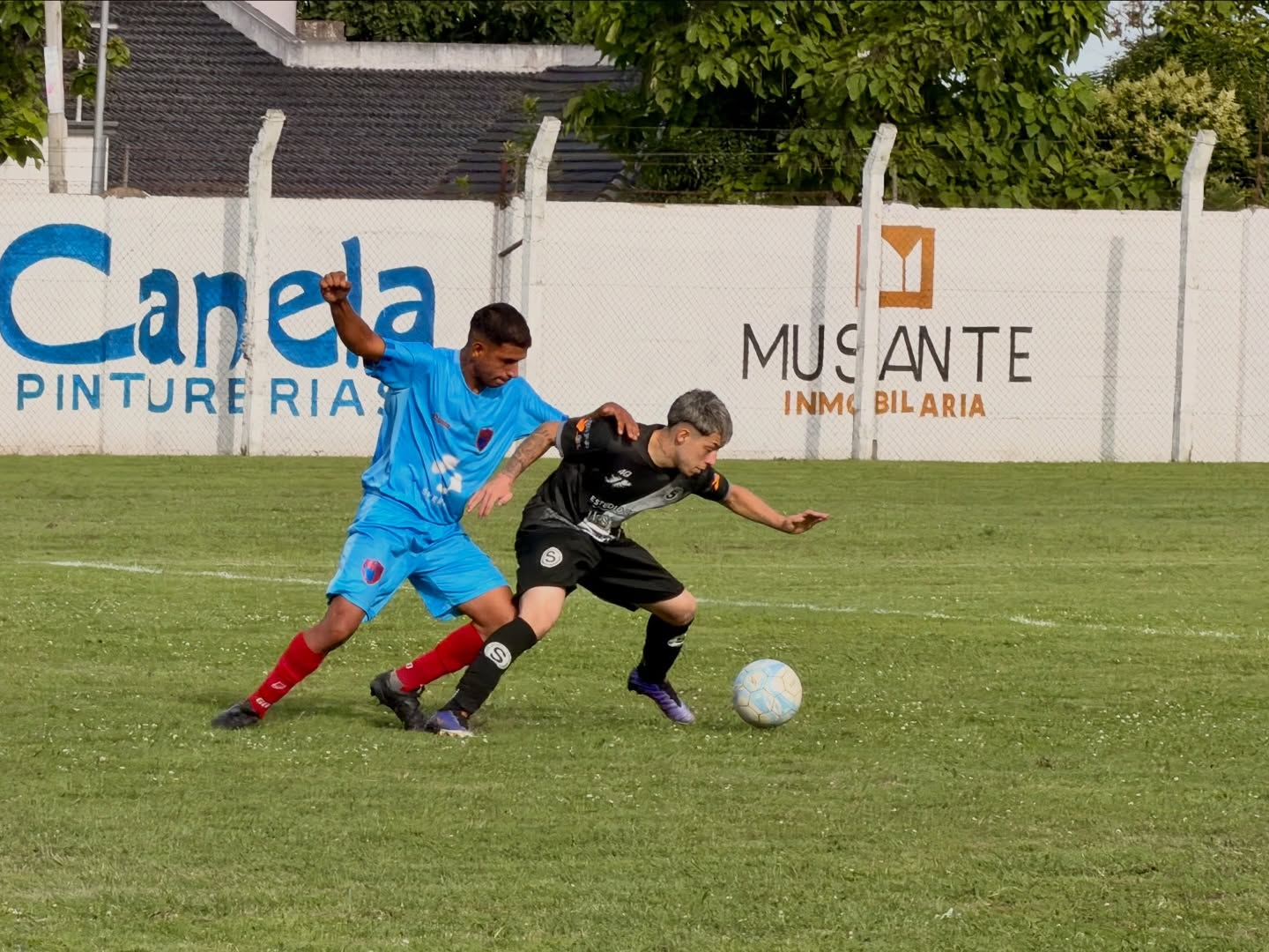futbol-de-primera:-social-y-ferro-se-llevaron-las-primeras-semifinales