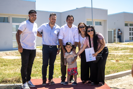 el-intendente-juan-pablo-garcia-junto-al-instituto-de-la-vivienda-entregaron-48-casas