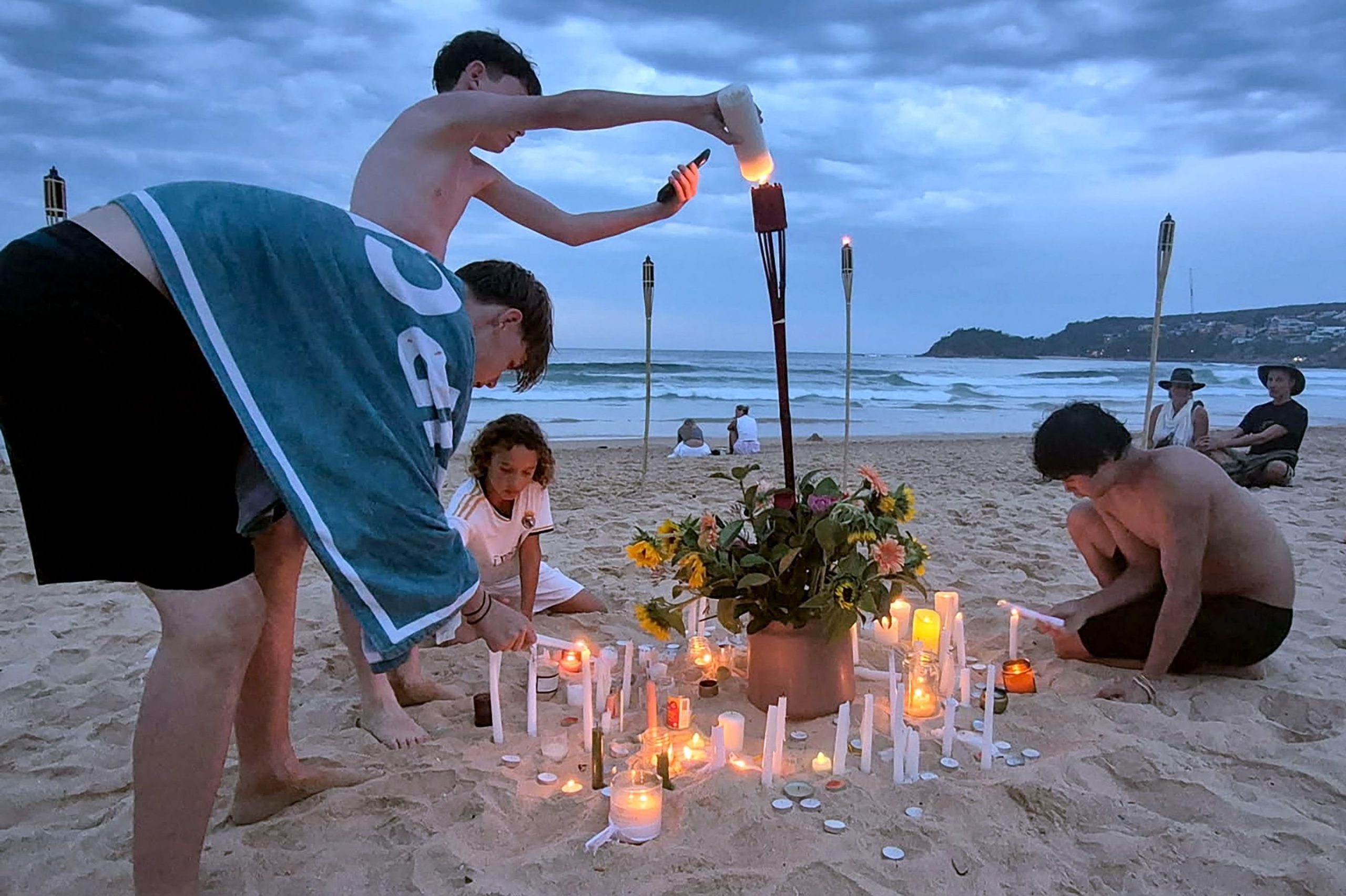 miles-de-australianos-homenajearon-a-las-victimas-de-bondi-beach-en-medio-de-abucheos-al-premier-albanese