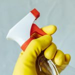 Por qué recomiendan rociar una mezcla con vinagre las cortinas de la ducha