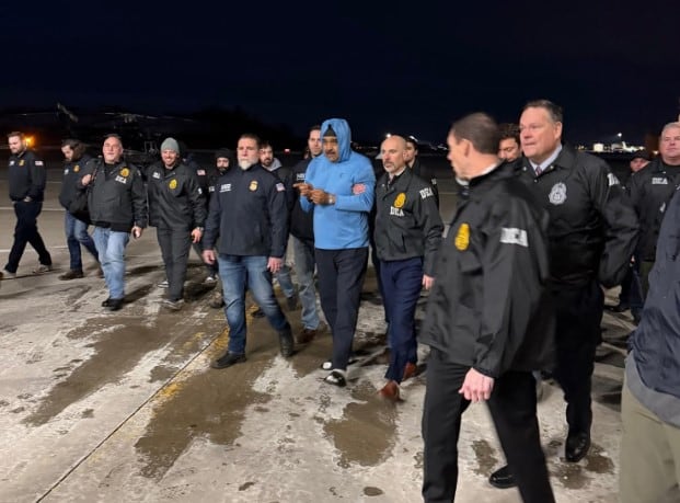 asi-fue-el-momento-en-que-nicolas-maduro-bajo-del-avion-y-arribo-a-la-base-militar-de-nueva-york