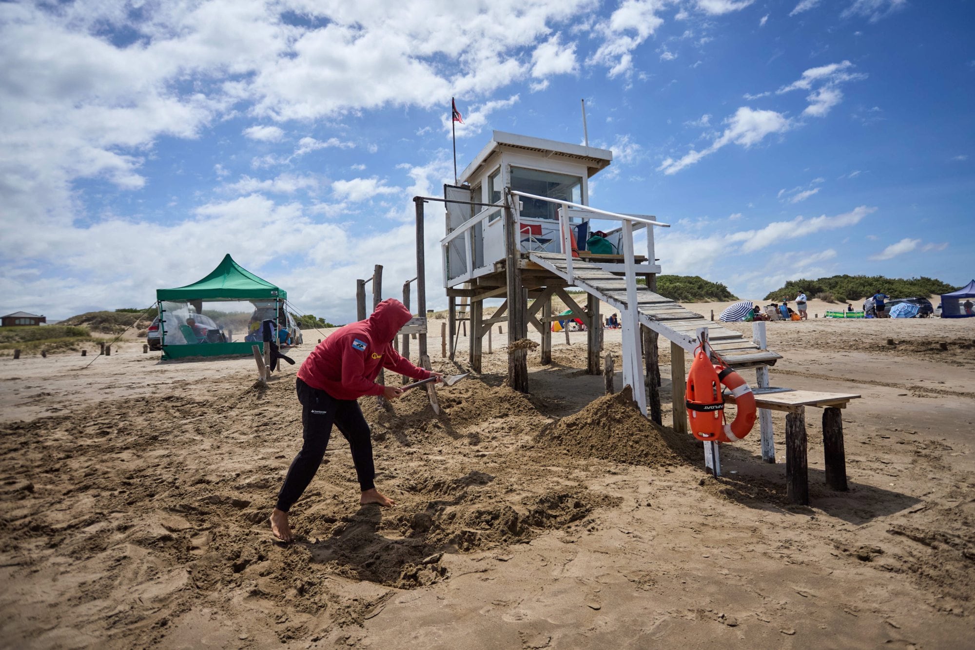 “entro-como-un-tornado”:-la-sudestada-alcanzo-2,40-metros-y-provoco-danos-en-playas-de-la-costa