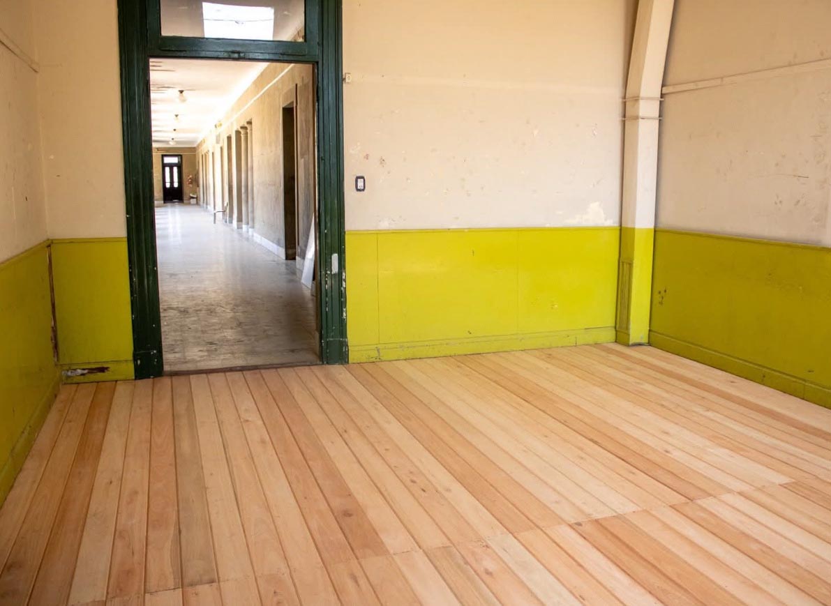 avanza-el-recambio-y-reparacion-de-pisos-en-el-colegio-nacional