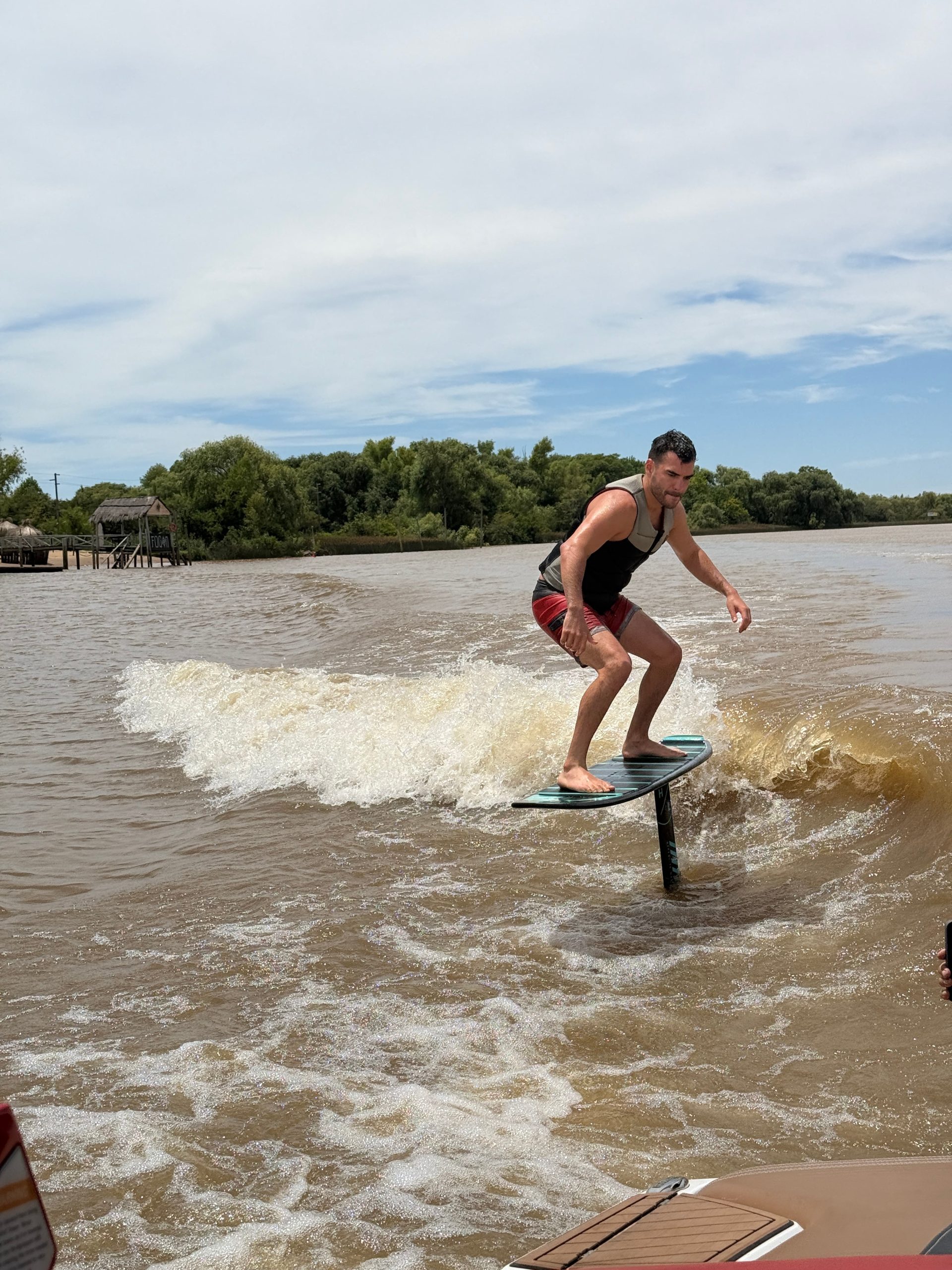 “se-abre-otra-dimension-en-el-rio”:-como-es-el-deporte-que-permite-navegar-sin-depender-de-olas-ni-viento-ni-lancha