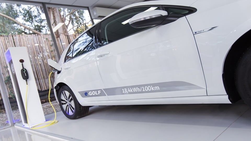 ¿adios-a-la-nafta?:-esto-cuesta-llenar-la-bateria-de-un-auto-electrico-en-argentina-en-2026