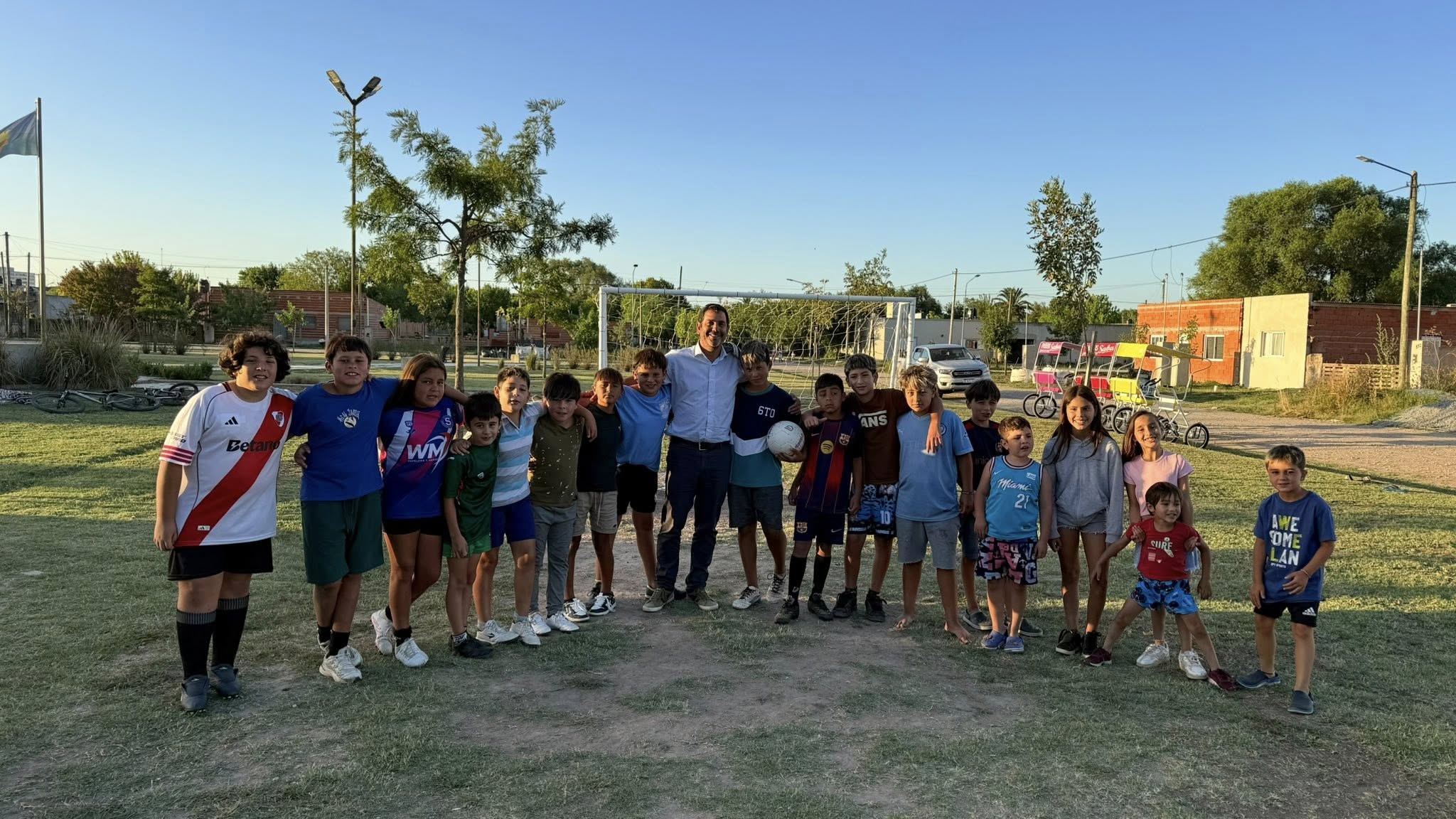 el-municipio-instalo-un-arco-de-futbol-en-una-plaza-barrial