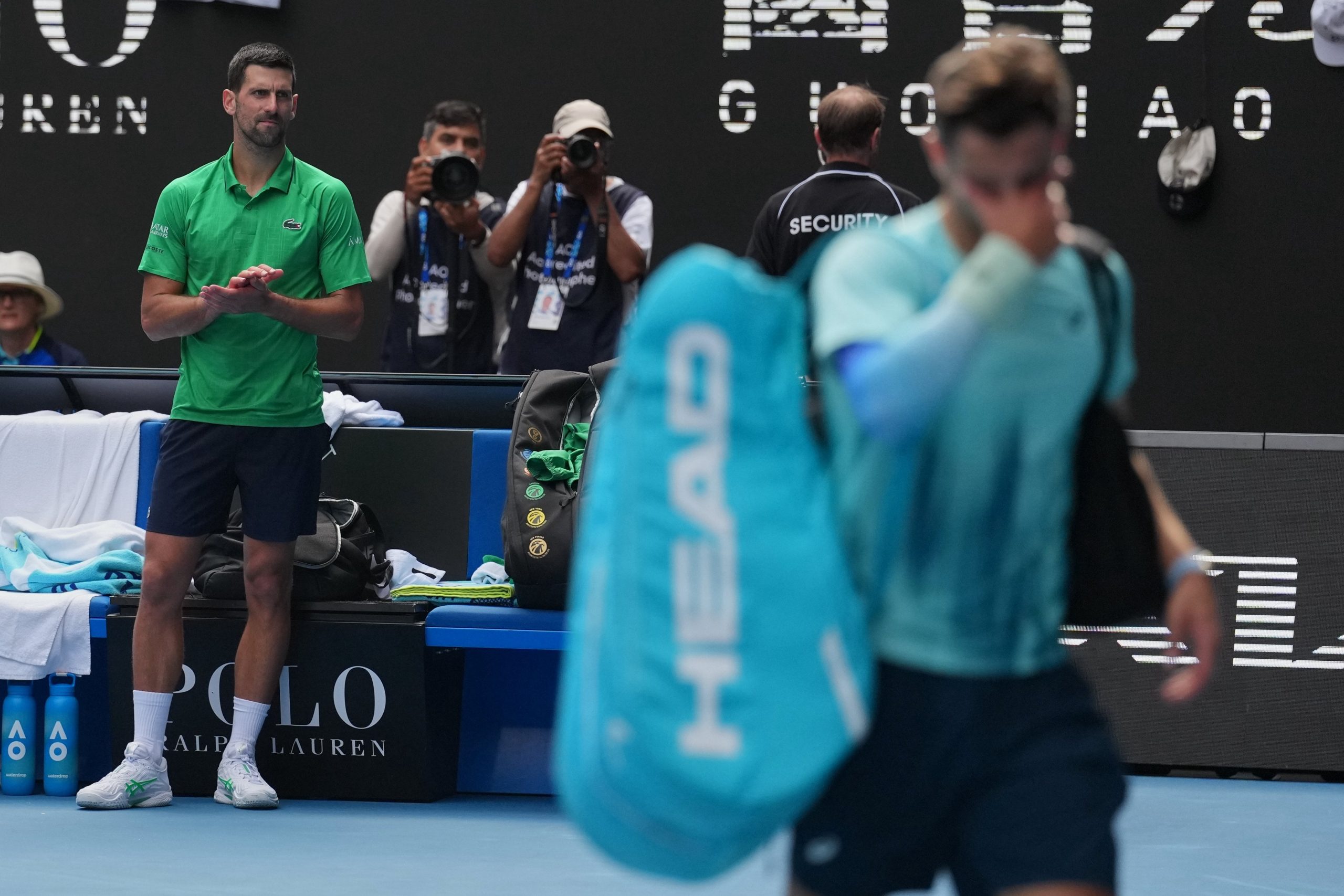 novak-djokovic-dejo-en-el-camino-a-musetti,-que-abandono-por-lesion-y-se-clasifico-a-las-semifinales-del-australian-open