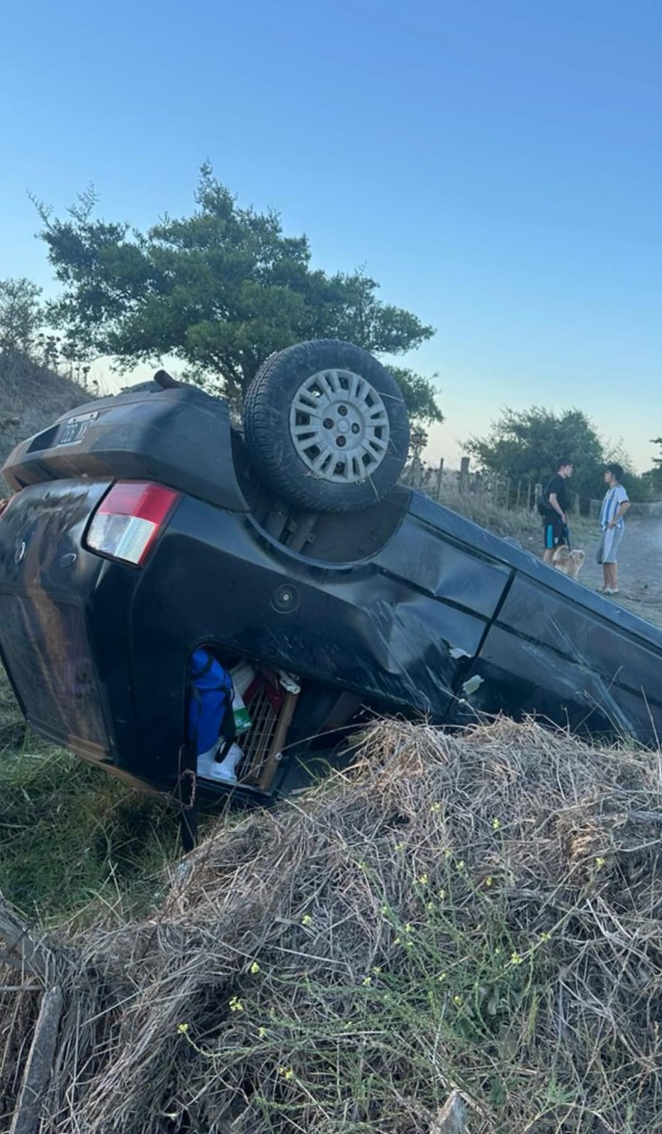 volco-un-auto-en-camino-rural-de-la-zona-del-puente-vandevalle