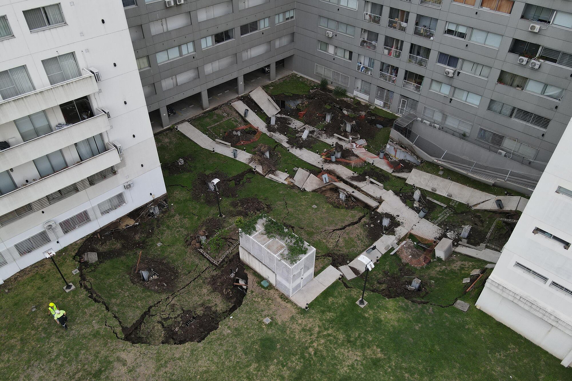 parque-patricios:-se-derrumbo-el-techo-del-estacionamiento-de-un-complejo-de-viviendas