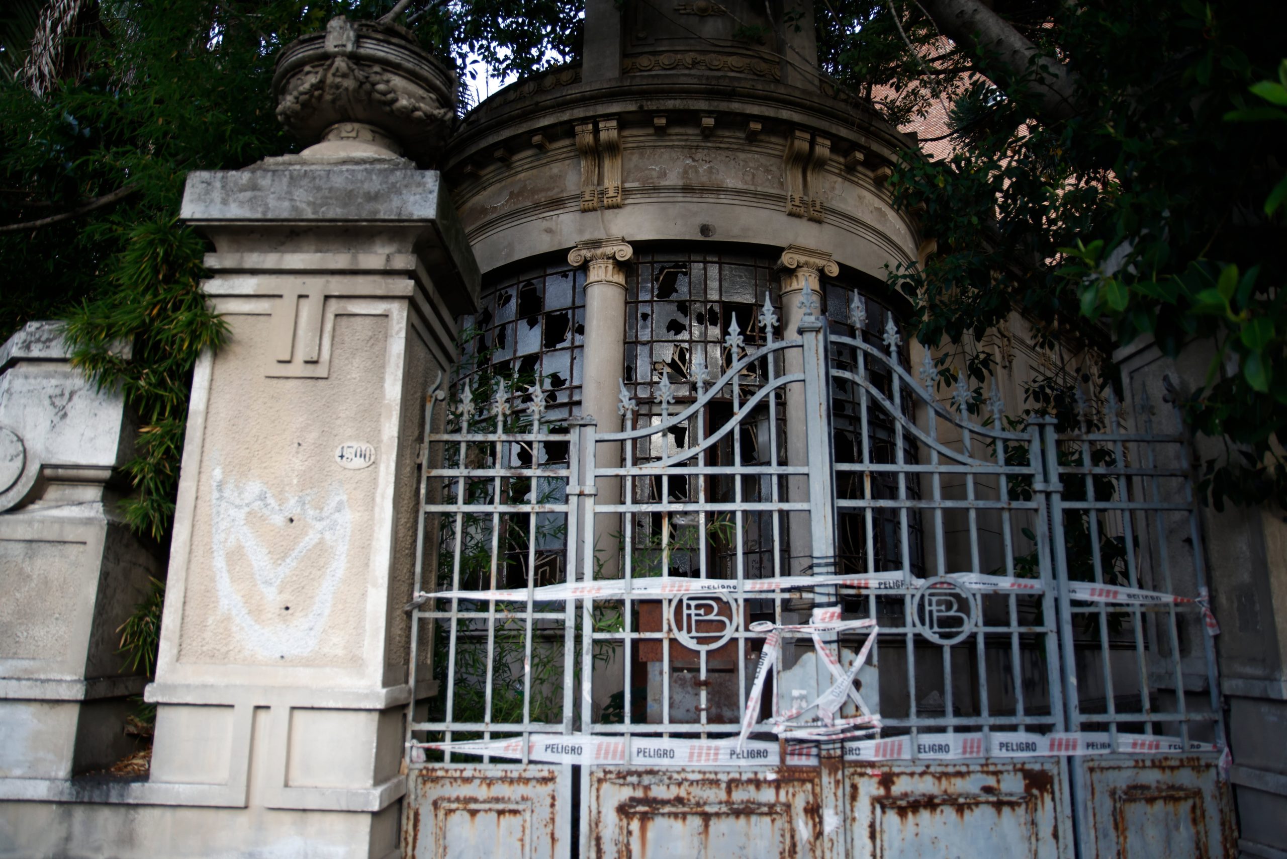vecinos-de-villa-devoto-volvieron-a-movilizarse-para-exigir-la-proteccion-de-la-casa-beiro,-tras-un-nuevo-incendio