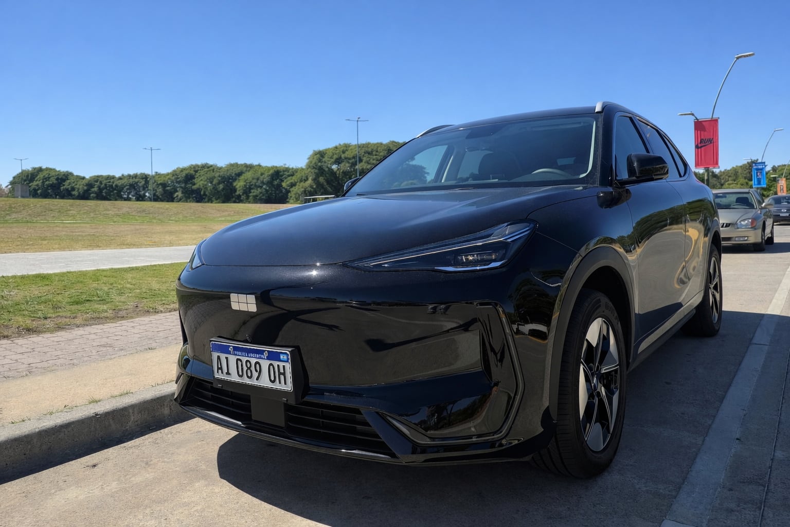 un-suv-que-casi-no-tiene-botones-llego-a-la-argentina-para-competir-con-su-tecnologia