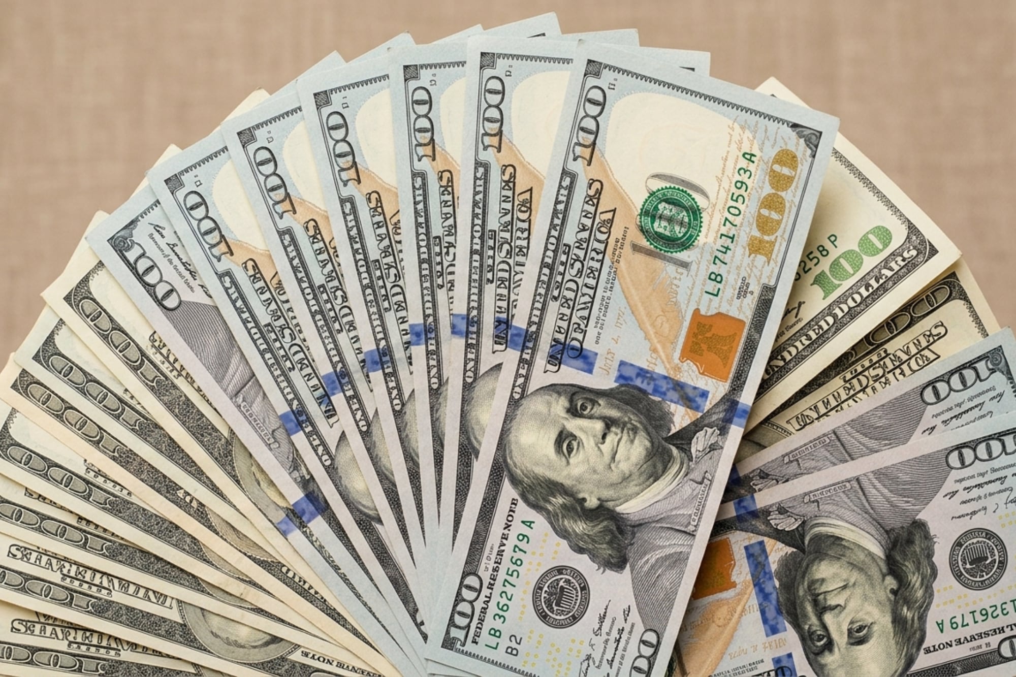 dolar-hoy-y-dolar-blue-hoy,-precio-en-vivo:-a-cuanto-cotiza-este-lunes-13-de-abril