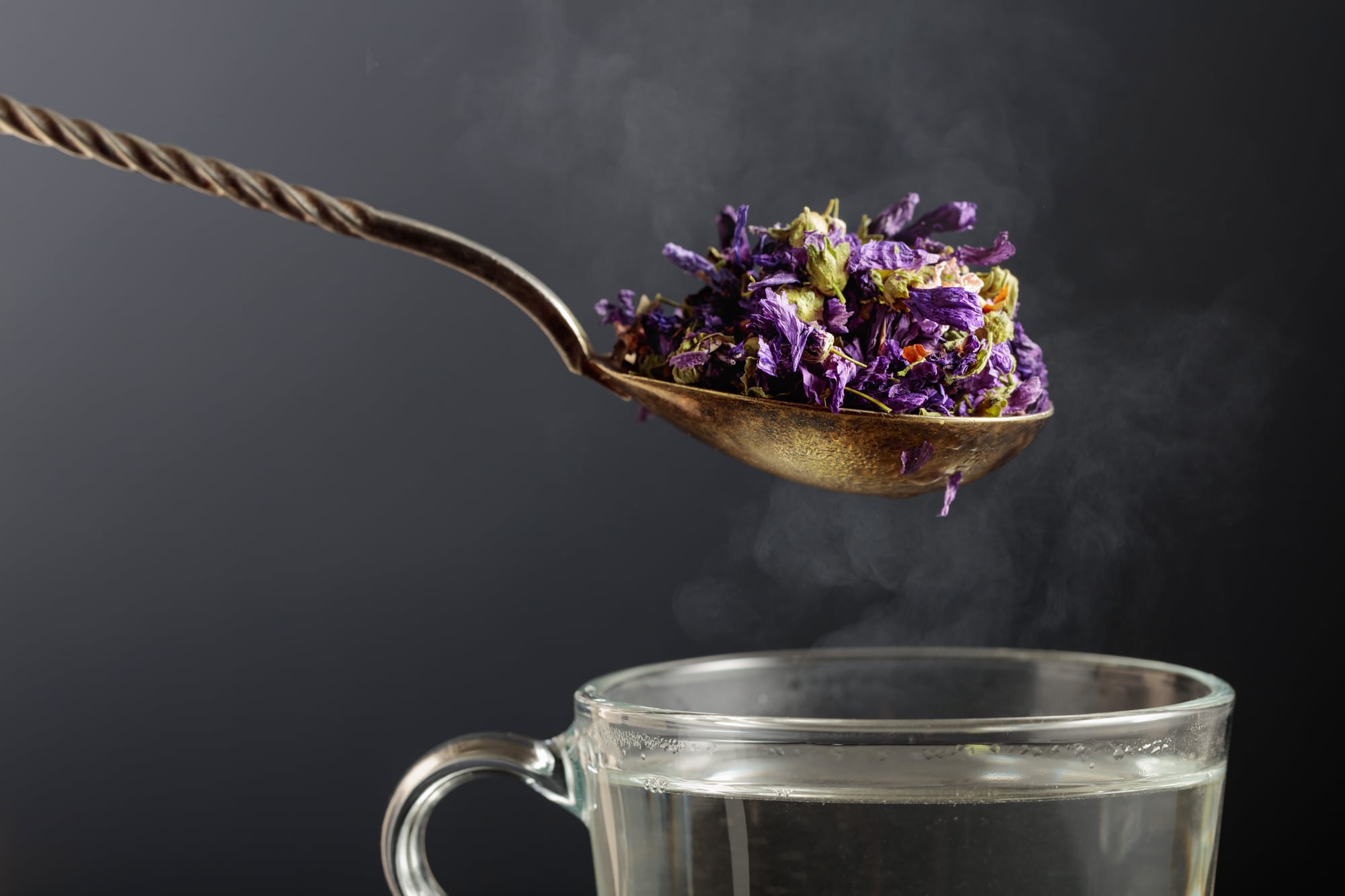 la-planta-medicinal-que-calma-la-tos,-combate-resfrios,-protege-la-piel-y-mejora-la-digestion