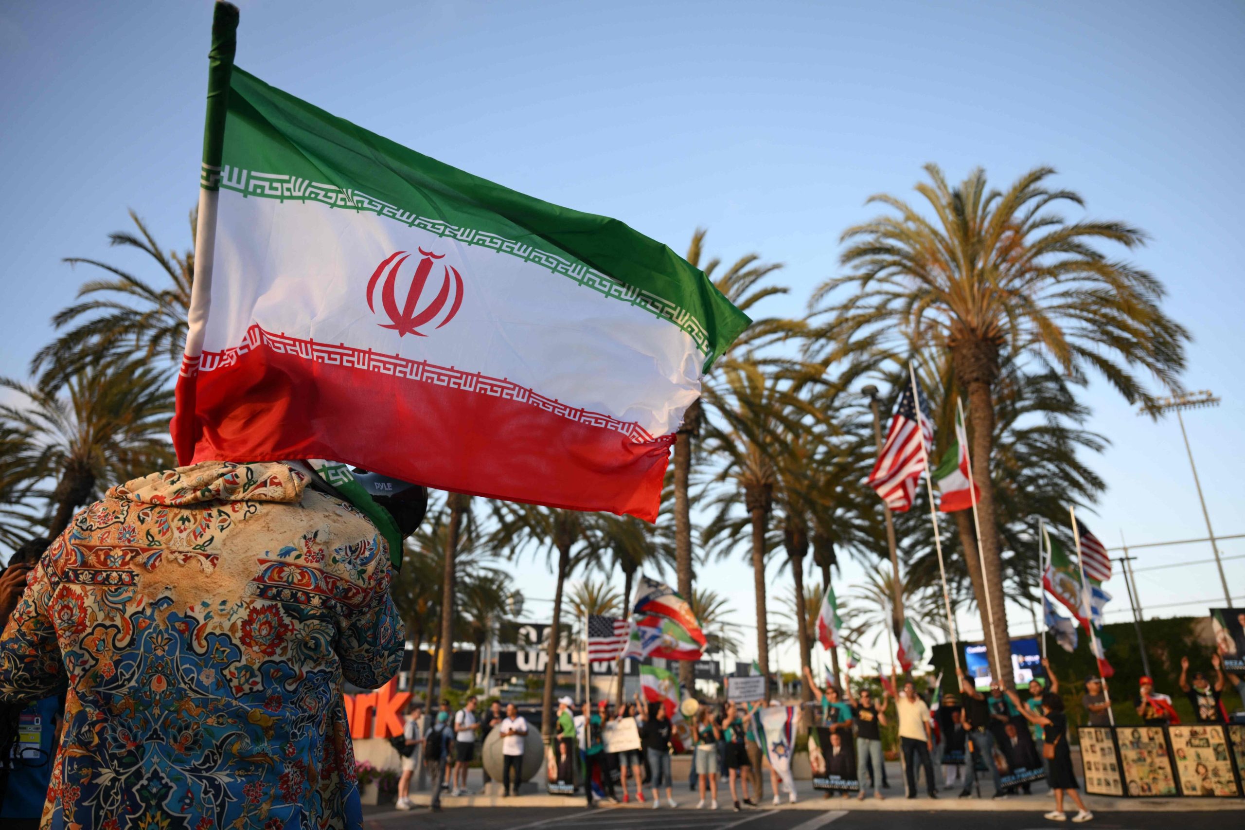 la-seleccion-de-iran-llego-a-eeuu.-con-pines-de-luto,-sin-tickets-y-con-visas-que-vencen-el-mismo-dia