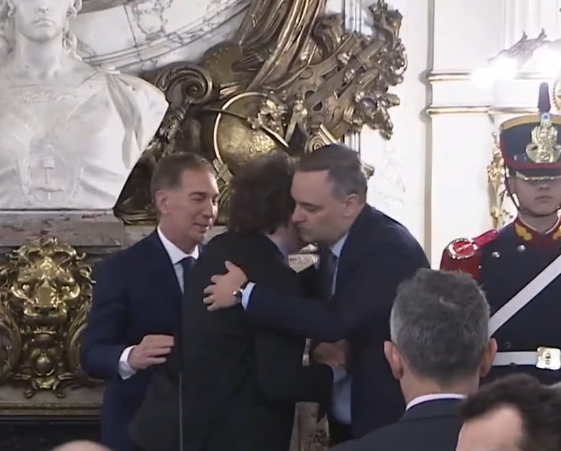 milei-y-adorni-se-dieron-un-efusivo-abrazo-durante-la-asuncion-de-santilli
