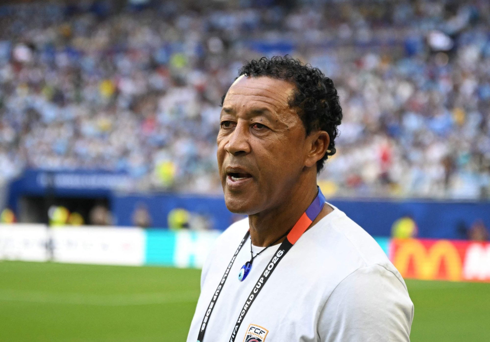 el-tecnico-de-cabo-verde-le-regalo-un-banderin-a-lionel-scaloni-en-la-previa-del-partido