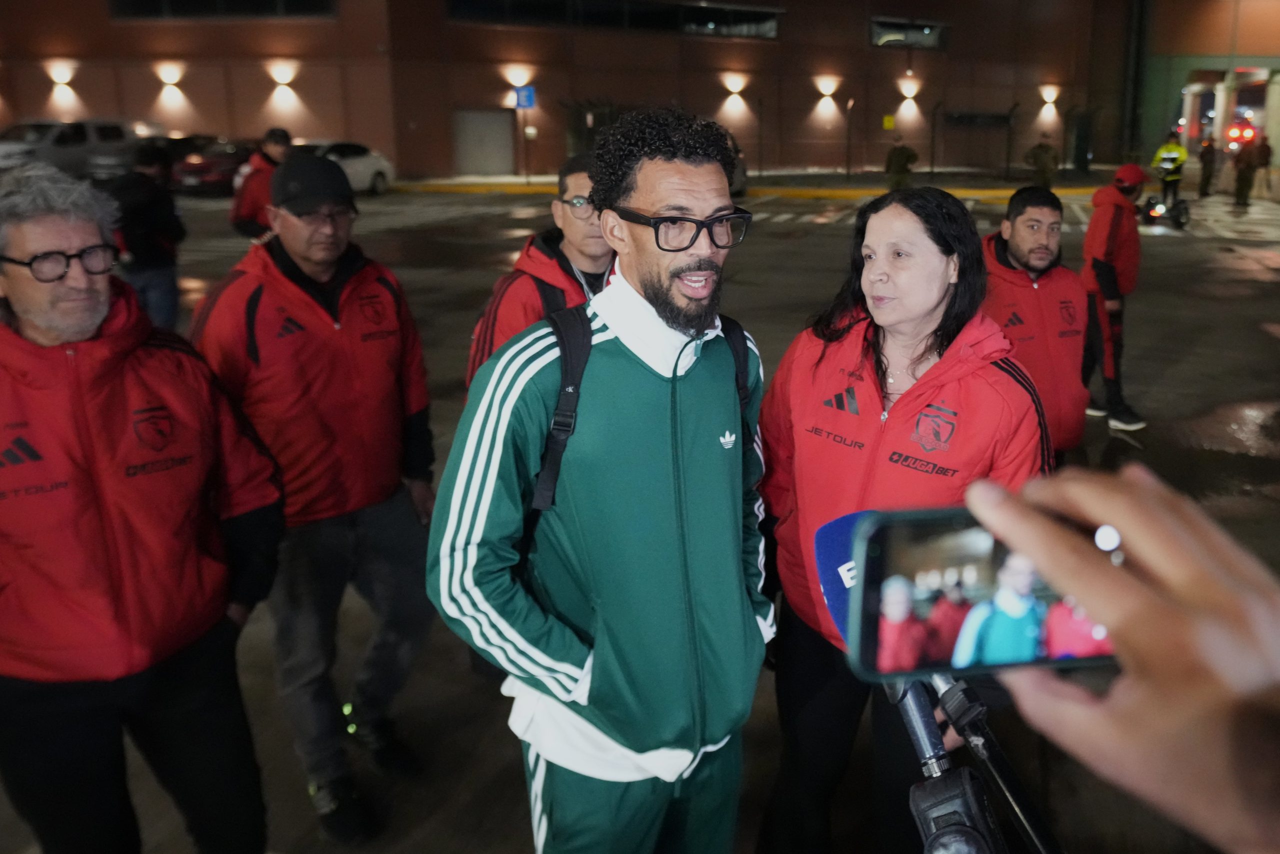 vozinha-llego-a-chile-para-sumarse-a-colo-colo-luego-de-las-demoras-que-generaron-dudas-sobre-su-fichaje