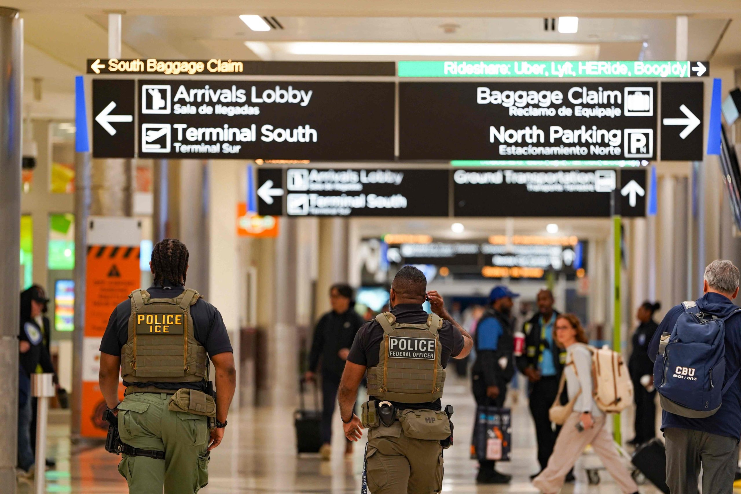 el-enunciado-del-dhs-por-el-ice-en-aeropuertos:-“indocumentados-no-podran-volar,-salvo-para-autodeportarse”