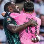 Video: el abrazo de un rival a Messi en plena jugada que hizo sonreír hasta al propio Leo