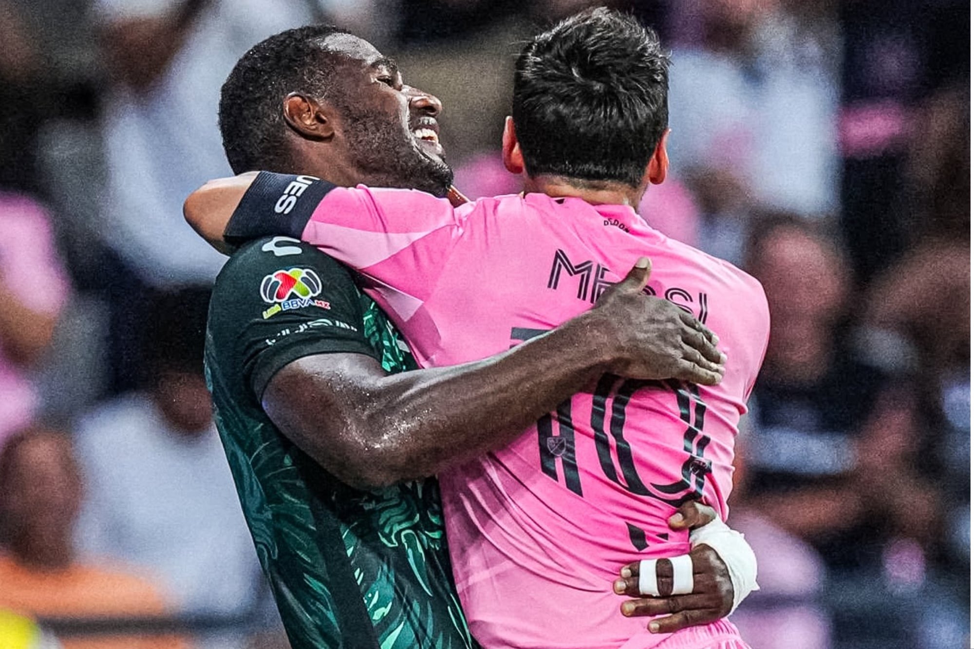 video:-el-abrazo-de-un-rival-a-messi-en-plena-jugada-que-hizo-sonreir-hasta-al-propio-leo