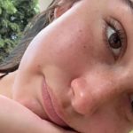 Tiene 17 años, es hija de una superestrella de Hollywood y brilla en un film de Netflix